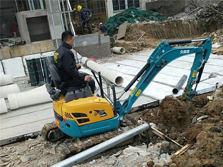 小挖机挖1500米下水管道