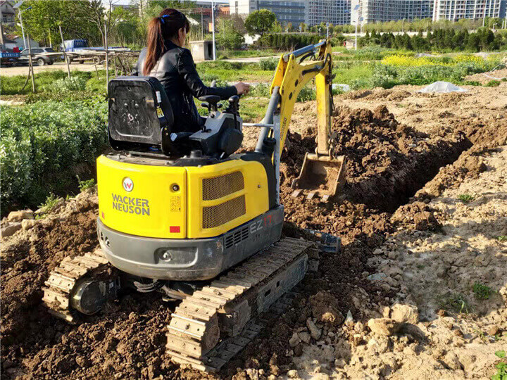 吴江松陵镇1500㎡蔬菜大棚翻土